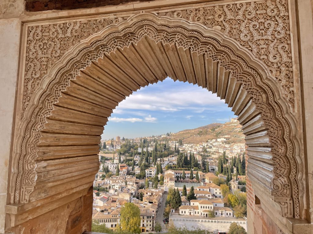 Granada, Spanje, prachtig vergezicht. Hoe fijn om te kunnen kijken naar mooie (voor) uitzichten.
